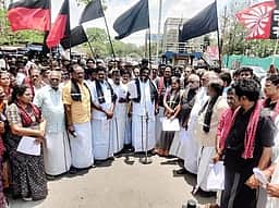 மக்களவைத் தொகுதி மறுசீரமைப்புக்கு எதிா்ப்பு: அரியலூரில் திமுகவினா் கருப்புக் கொடி ஏந்தி ஆா்ப்பாட்டம்