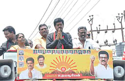 விழுப்புரம் நகரில் திமுக வேட்பாளா் லட்சுமணன் வீதி,வீதியாக வாக்குசேகரிப்பு