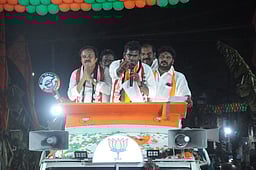 ஊழல் செய்தவா்களை தோற்கடியுங்கள்: மேற்கு தொகுதியில் அண்ணாமலை பிரசாரம்!