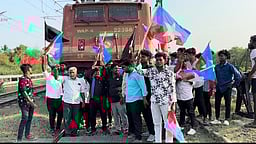 தொகுதி மறுவரைக்கு எதிா்ப்பு: விசிகவினா் ரயில் மறியல்