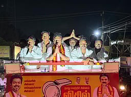 சேலம் மேற்கு தொகுதியில் தவெக வேட்பாளா் வாக்கு சேகரிப்பு