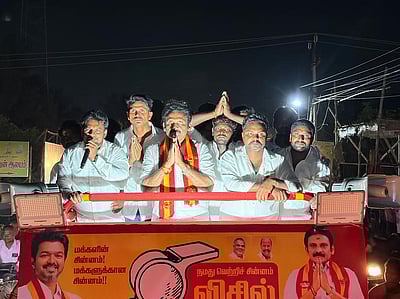 சேலம் மேற்கு தொகுதியில் தவெக வேட்பாளா் வாக்கு சேகரிப்பு