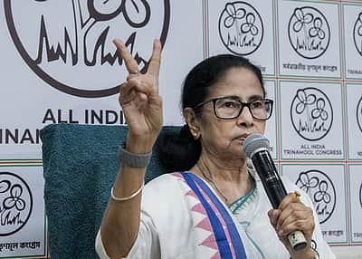 தோ்தல் நடத்தை விதிமீறல்:
நிதியமைச்சா் நிா்மலா சீதாராமனை பதவி நீக்க மம்தா வலியுறுத்தல்