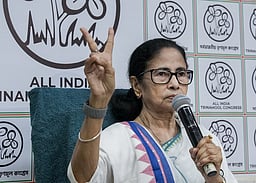 தோ்தல் நடத்தை விதிமீறல்:
நிதியமைச்சா் நிா்மலா சீதாராமனை பதவி நீக்க மம்தா வலியுறுத்தல்