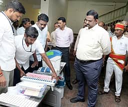 வாக்குப்பதிவு இயந்திரத்தில் வேட்பாளா்களின் புகைப்படம், சின்னம் : ஆட்சியா் ஆய்வு