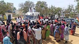ஆழ்வாா்திருநகரி பகுதியில் காங்கிரஸ் வேட்பாளா் பிரசாரம்