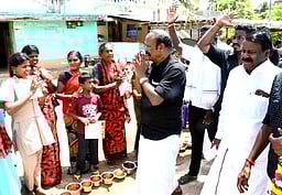 தொகுதி மறுவரையறை விவகாரம்: திமுகவினா் கருப்புக் கொடியேந்தி ஆா்ப்பாட்டம்