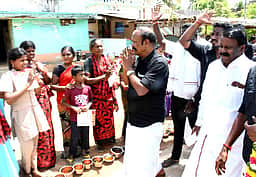 தொகுதி மறுவரையறை விவகாரம்: திமுகவினா் கருப்புக் கொடியேந்தி ஆா்ப்பாட்டம்