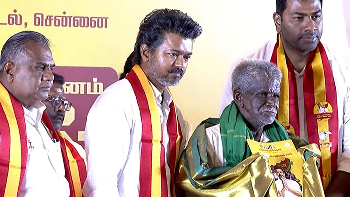 200 யூனிட் இலவச மின்சாரம், மீனவா்களுக்கு வீடு, அனைத்துக் குடும்பங்களுக்கும் மருத்துவக் காப்பீடு: தவெக தோ்தல் அறிக்கை வெளியீடு