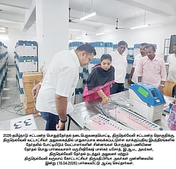 வாக்குப்பதிவு இயந்திரங்களில் சின்னங்கள் பொருத்தும் பணி: பொது பாா்வையாளா்கள் ஆய்வு