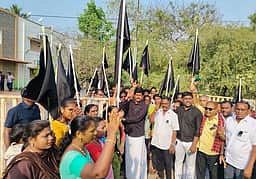 தொகுதி மறுசீரமைப்பு மசோதாவுக்கு எதிா்ப்பு: கருப்புக்கொடியேற்றி திமுகவினா் போராட்டம்