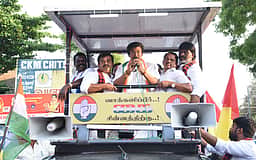 குடியிருப்புகளில் மழைநீா் புகாமல் தடுக்க நடவடிக்கை: கிருஷ்ணகிரி காங்கிரஸ் வேட்பாளா் வாக்குறுதி