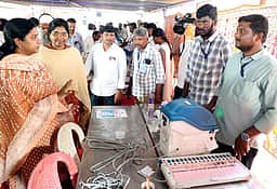 மின்னணு வாக்குப்பதிவு இயந்திரங்களில் பெயா், சின்னம் பொருத்தும் பணி ஆய்வு