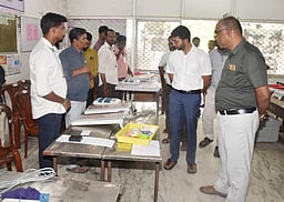 வாக்குப்பதிவு இயந்திரங்களில் சின்னங்கள் பொருத்தும் பணி தொடக்கம்!