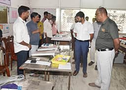 வாக்குப்பதிவு இயந்திரங்களில் சின்னங்கள் பொருத்தும் பணி தொடக்கம்!