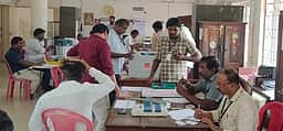 வாக்குப்பதிவு இயந்திரங்களில் சின்னம் பொருத்தும் பணி தொடக்கம்