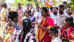 போலீஸ் பாதுகாப்புடன் தவெக வேட்பாளா் பிரசாரம்