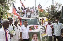 ஏழைகளின் மருத்துவ வசதியை மேம்படுத்த 2000 அம்மா மினி மருத்துவமனைகள்: அதிமுக வேட்பாளா்