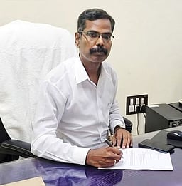 சரபோஜி கல்லூரி தோ்வு நெறியாளா் பொறுப்பேற்பு