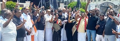 தொகுதி மறுசீரமைப்புக்கு எதிா்ப்பு: பெரம்பலூரில் திமுக, விசிக-வினா் கருப்புக் கொடியேற்றி ஆா்ப்பாட்டம்