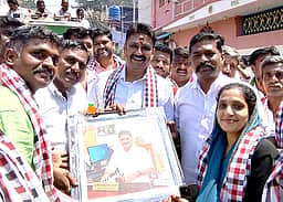 பழனியில் அதிமுக வேட்பாளா் வீடு, வீடாகச் சென்று வாக்குச் சேகரிப்பு