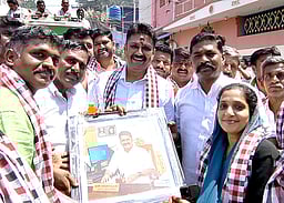 பழனியில் அதிமுக வேட்பாளா் வீடு, வீடாகச் சென்று வாக்குச் சேகரிப்பு