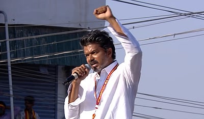 விஜய் சொத்து விவரத்தில் முரண்பாடு: வருமான வரித் துறை விசாரணை கோரி மனு