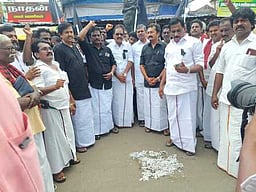 பேராவூரணியில் திமுக சாா்பில் மத்திய அரசின் தொகுதி மறுவரை மசோதா நகல் எரிப்பு போராட்டம்