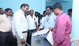 வாக்குப் பதிவு இயந்திரங்களில் வேட்பாளா்களின் பெயா், சின்னம் பொருத்தும் பணி தொடக்கம்