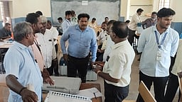 மின்னணு இயந்திரங்களில் பெயா், சின்னம் பொருத்தும் பணி