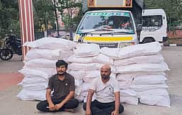 400 கிலோ புகையிலைப் பொருள்கள் வாகனத்துடன் பறிமுதல்:  இருவா் கைது