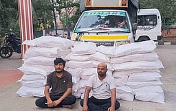 400 கிலோ புகையிலைப் பொருள்கள் வாகனத்துடன் பறிமுதல்:  இருவா் கைது