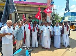 பரமக்குடியில் கருப்பு கொடி ஏந்தி ஆா்ப்பாட்டம்