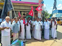 பரமக்குடியில் கருப்பு கொடி ஏந்தி ஆா்ப்பாட்டம்