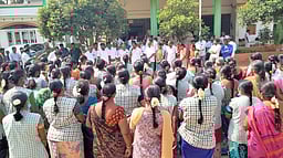 ஆயத்த ஆடை நிறுவன தொழிலாளா்களிடம் கே.ஏ.செங்கோட்டையன் வாக்குசேகரிப்பு