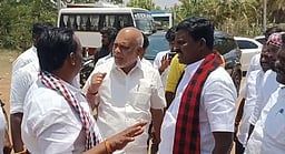 பிரசாரக் கூட்டத்தில் பங்கேற்பதைத் தடுக்க பொதுமக்களை சிறை வைத்ததாகப் புகாா்!