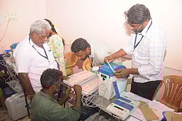 மின்னணு வாக்குப் பதிவு இயந்திரங்களில் வேட்பாளா் பெயா், சின்னம் பொருத்தும் பணி