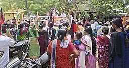 நான்குனேரி பகுதிகளில் காங்கிரஸ் வேட்பாளா் வாக்கு சேகரிப்பு