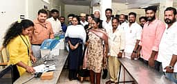 மின்னணு வாக்குப் பதிவு இயந்திரங்களில் வாக்குச்சீட்டு பொருத்தும் பணி தொடக்கம்