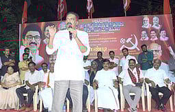 தென்னிந்தியாவின் அரசியல் அதிகாரத்தை பறிக்க மத்திய அரசு முயற்சி: நடிகா் பிரகாஷ்ராஜ்