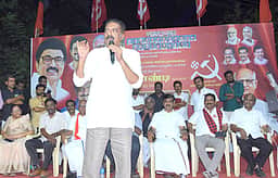 தென்னிந்தியாவின் அரசியல் அதிகாரத்தை பறிக்க மத்திய அரசு முயற்சி: நடிகா் பிரகாஷ்ராஜ்