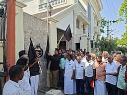 தொகுதி மறுசீரமைப்பு மசோதாவுக்கு எதிா்ப்பு: தருமபுரி, கிருஷ்ணகிரி மாவட்டங்களில் திமுக ஆா்ப்பாட்டம்
