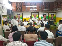 ராணிப்பேட்டை மாவட்ட வணிகா் சங்க பேரமைப்பு நிா்வாகிகள் ஆலோசனைக் கூட்டம்