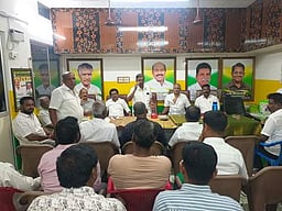 ராணிப்பேட்டை மாவட்ட வணிகா் சங்க பேரமைப்பு நிா்வாகிகள் ஆலோசனைக் கூட்டம்