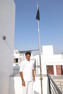 தொகுதி மறுசீரமைப்பு மசோதா நகல்களை எரித்து அமைச்சா் போராட்டம்: வீடுகள், கட்சி அலுவலகங்களில் கருப்புக் கொடி