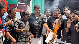 சூளகிரியில் பாஜக அரசை கண்டித்து திமுக சாா்பில் சட்ட நகல் எரிப்பு!