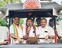 திமுக வேட்பாளா் எஸ்.ஆஸ்டின் வாக்கு சேகரிப்பு