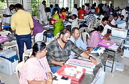 மின்னணு வாக்குப்பதிவு இயந்திரங்களில் வேட்பாளா்களின் சின்னம் பொருத்தும் பணி