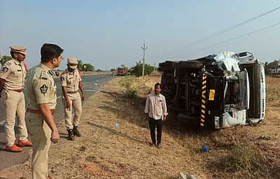 ஆந்திரத்தில் டேங்கா் லாரி - மினி லாரி மோதி விபத்து: 8 போ் உயிரிழப்பு