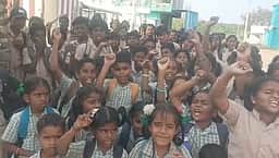 குடிநீா் கோரி அரசுப் பள்ளி மாணவா்கள் ஆா்ப்பாட்டம்